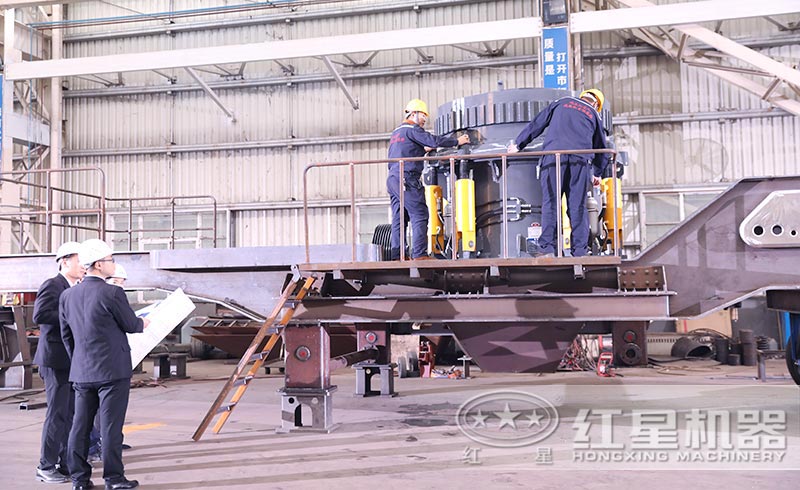 建筑垃圾移動粉碎機生產車間